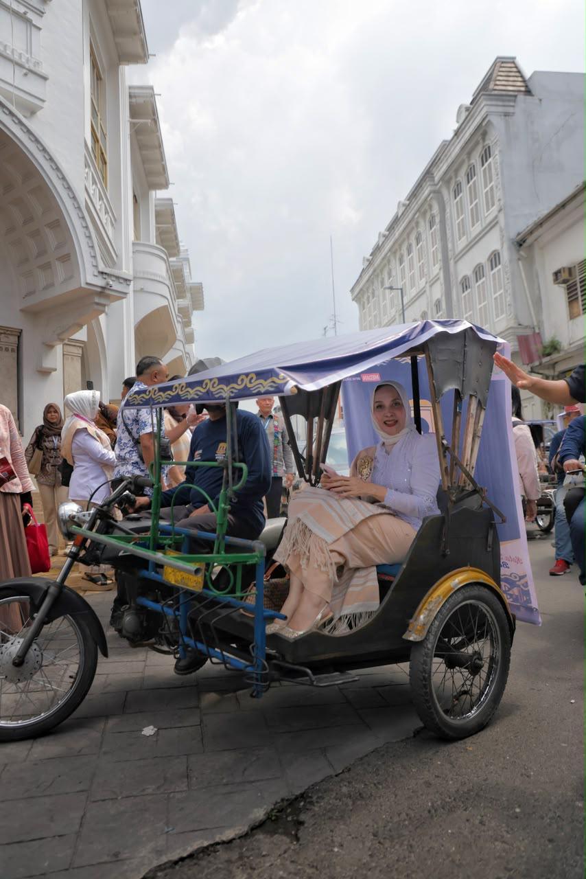 Naik Bentor (Becak Motor), Ketua TP PKK Kota Bogor Ikuti Rangkaian APEKSI 2026 di Medan