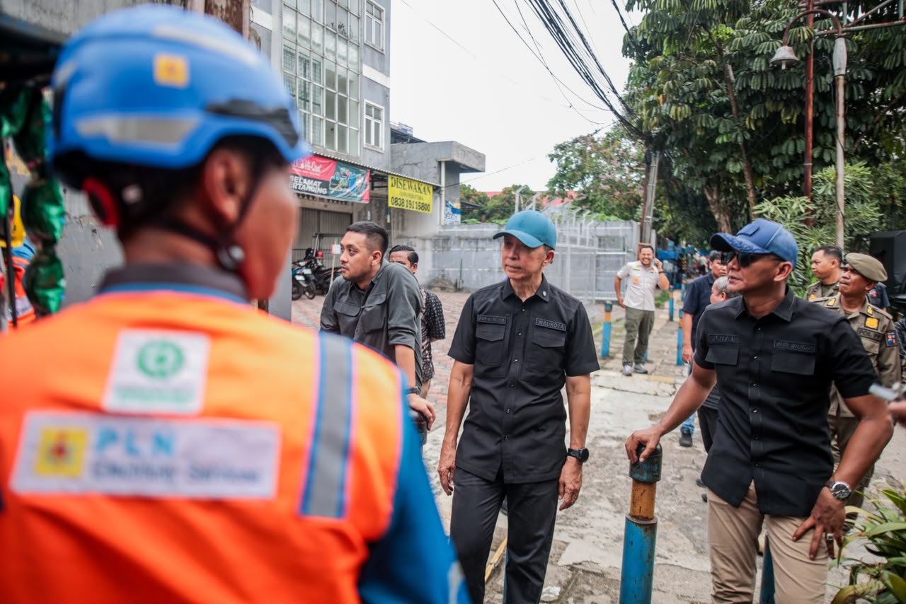 Berjalan Kaki, Dedie-Jenal Tinjau Ketertiban Wilayah dan Pastikan Fasum Digunakan Sesuai Fungsi