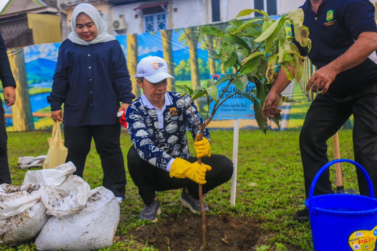 Dedie Rachim Tanam Pohon Jambu Bol di Rangkaian Rakernas XVIII APEKSI 2026 