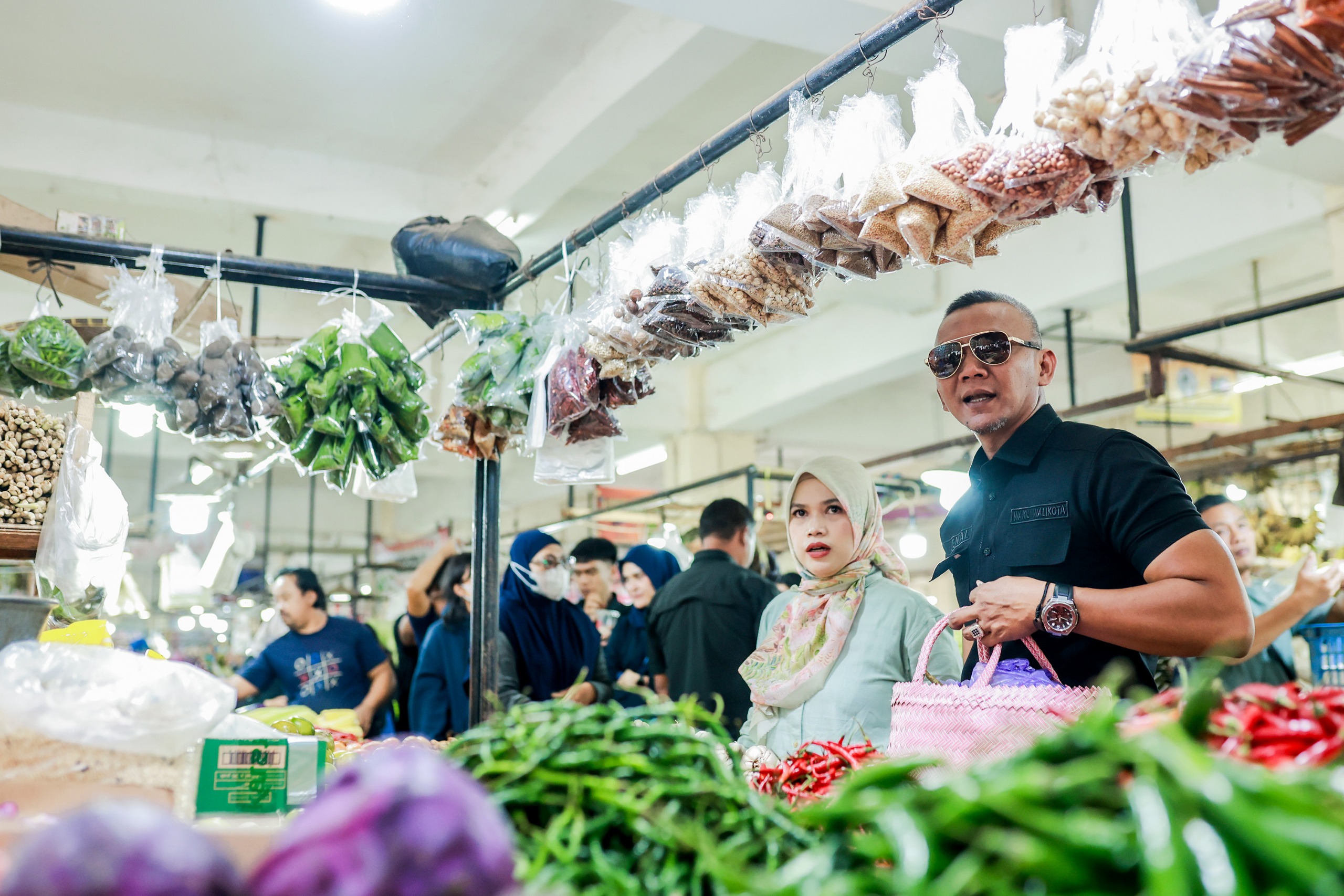 Jenal Mutaqin Bersama Keluarga Belanja dan Nikmati Kuliner di Pasar Jambu Dua